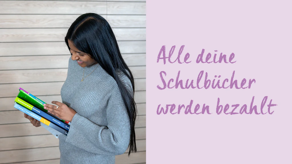 Frau mit langem dunklem Haar und grauem Pullover hält mehrere Schulbücher in den Händen neben Text 'Alle deine Schulbücher werden bezahlt'