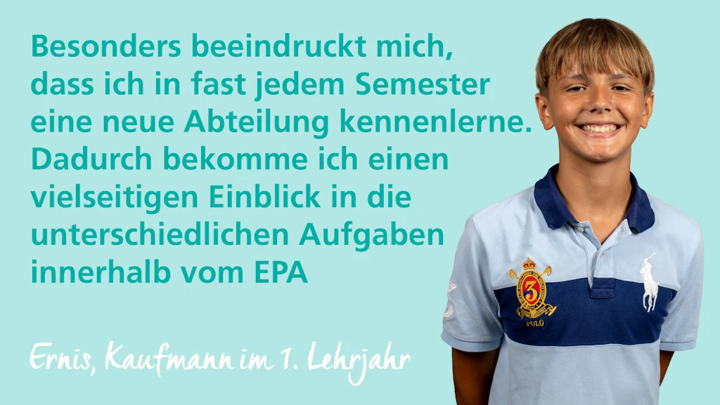 Porträt eines jungen Mannes mit kurz geschnittenem Haar und blauem Poloshirt mit Stickereien vor hellblauem Hintergrund mit grünem Zitattext.
