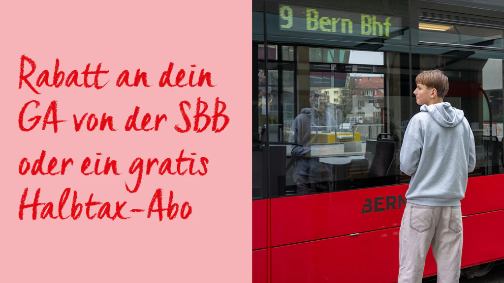 Junger Mann mit grauer Kapuzenjacke steht an einer roten Straßenbahn mit der Anzeige '9 Bern Bhf'