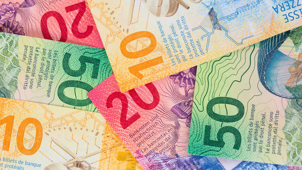 Nahaufnahme von bunten Schweizer Banknoten in verschiedenen Werten