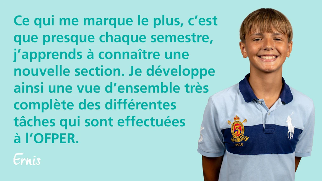 Portrait d'un jeune homme aux cheveux courts portant un polo bleu avec broderies sur fond bleu clair avec texte de citation vert.