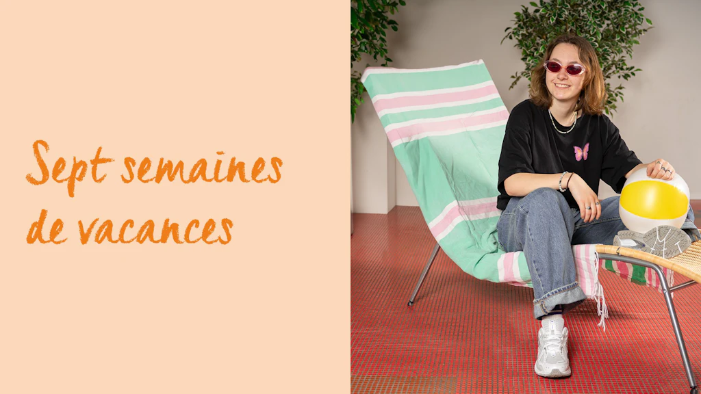 Adolescente assise sur une chaise à côté d'une chaise longue rayée tenant un ballon jaune et blanc, texte '7 Wochen Ferien' à gauche