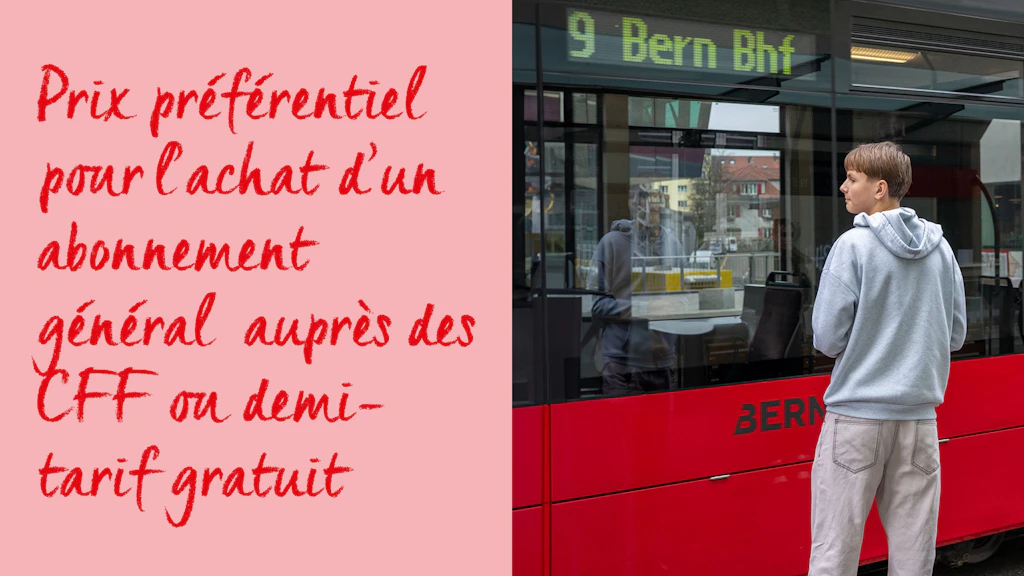 Jeune homme en sweat à capuche gris debout près d'un tram rouge avec l'affichage '9 Bern Bhf'