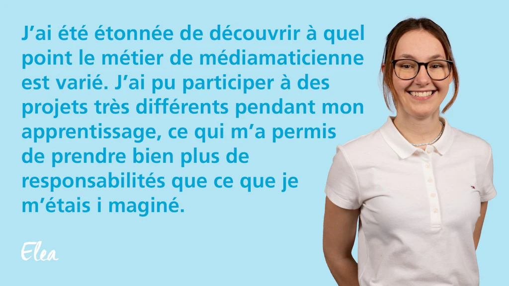 Femme en chemise blanche sur fond blanc à côté d'un texte de citation bleu sur le travail polyvalent de médiamatéricienne
