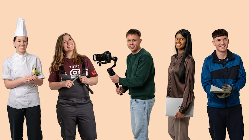 Cinq personnes debout portant des vêtements professionnels variés sur fond uni