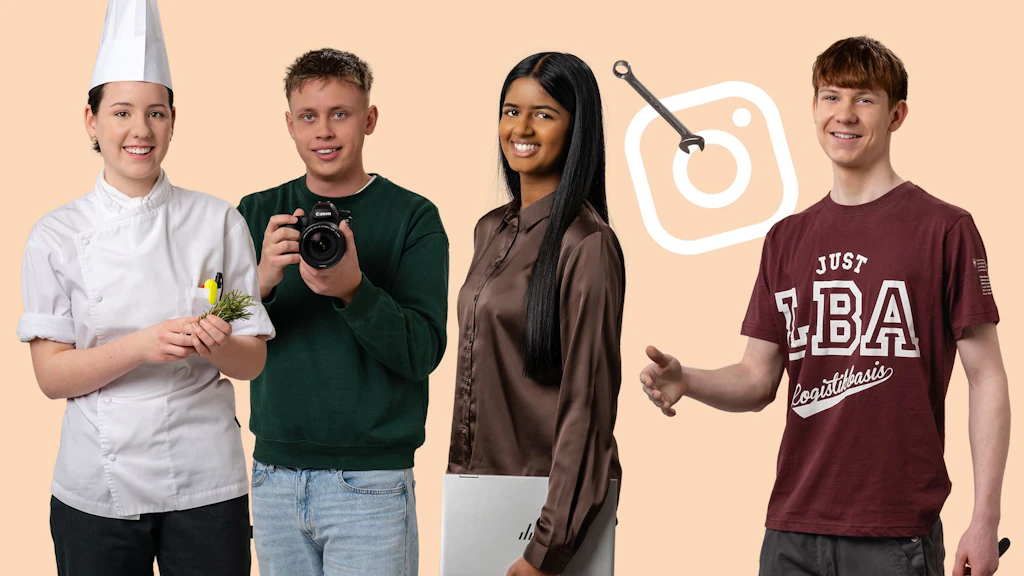 Quatre personnes devant un fond uni, dont une cuisinière avec toque, un photographe avec appareil photo, une femme avec ordinateur portable et un homme en t-shirt avec inscription