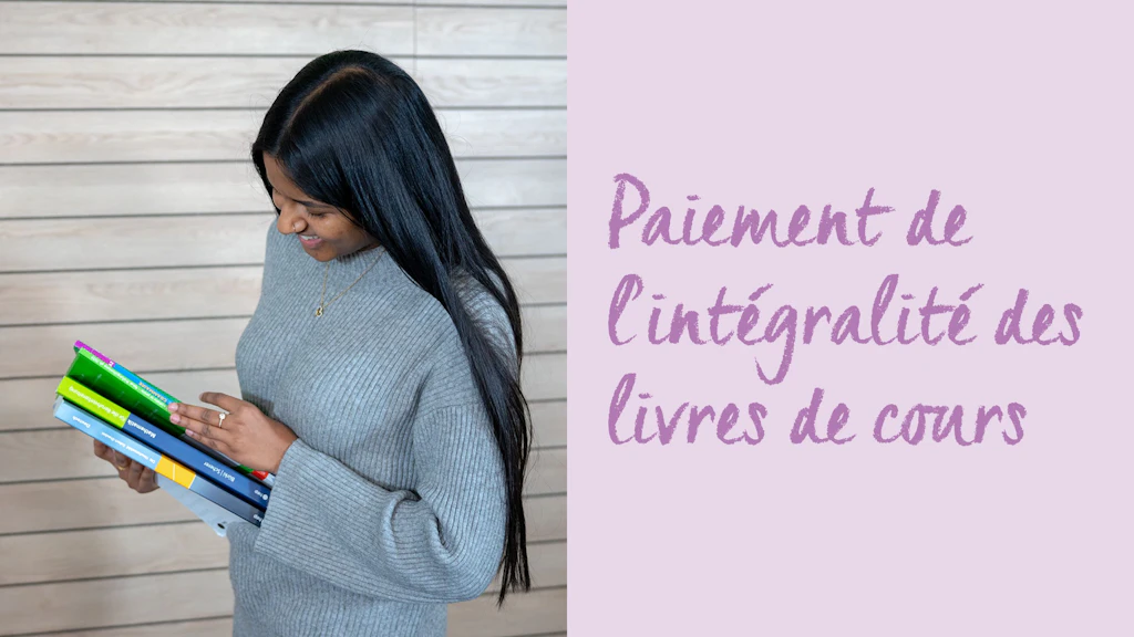 Donna con capelli lunghi scuri e maglione grigio che tiene più libri scolastici accanto al testo 'Alle deine Schulbücher werden bezahlt'