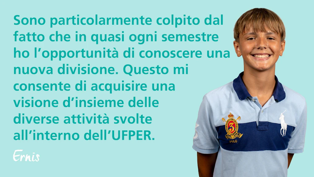 Ritratto di giovane uomo con capelli corti e polo blu ricamata su sfondo azzurro chiaro con testo di citazione verde.