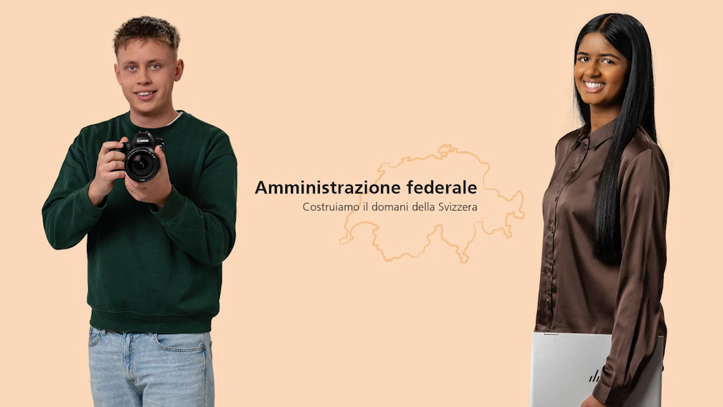 Cinque apprendisti con abiti da lavoro diversi: cuoco con cappello, artigiana con attrezzo, cameraman con videocamera, impiegata con cartella, tecnico con tablet.