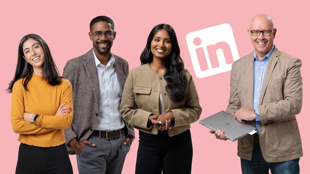 Quattro persone davanti a sfondo rosa con logo LinkedIn una donna con maglione giallo un uomo con giacca grigia una donna con giacca beige e un uomo con giacca beige che tiene un portatile